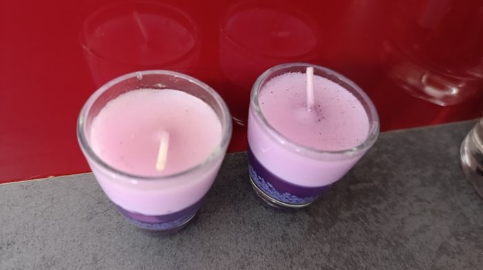 Lot de deux bougies violettes - photo numéro 2