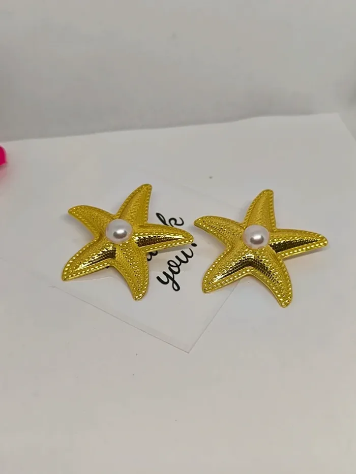Boucles d'oreilles dorées étoile de mer avec perle blanche nacrée - photo numéro 2