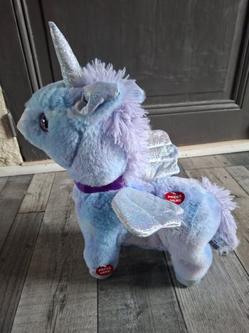 Peluche licorne qui marche