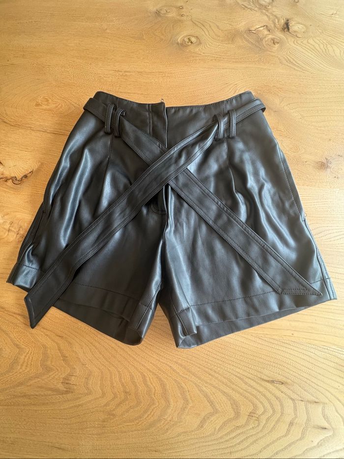 Short cuir