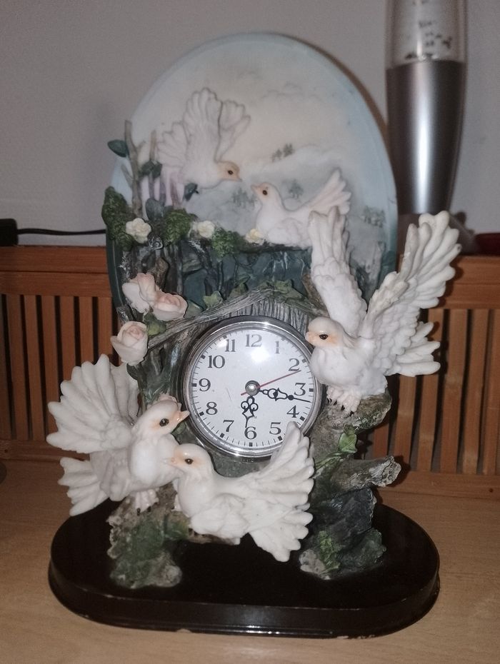 Horloge avec colombes