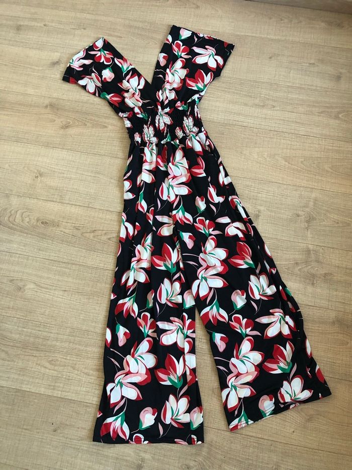Combinaison noire et fleurie à manches courtes taille 38/40 jamais portée - photo numéro 8
