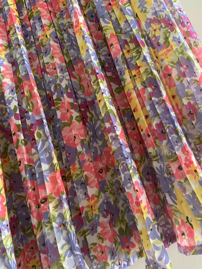 Petite jupe courte d’été fleurie plissée rose et violet - photo numéro 2