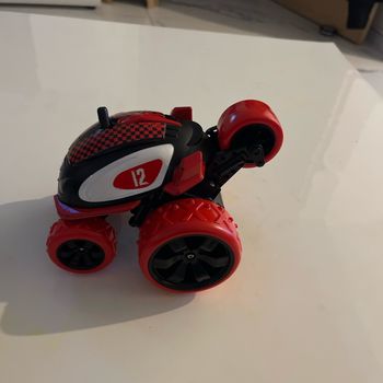 Voiture avec lumière et bruit