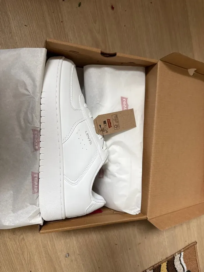 Magnifiques baskets blanches Levi’s neuves avec étiquette pointure 39 - photo numéro 6