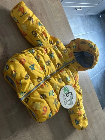 Manteau doudoune à capuche jaune