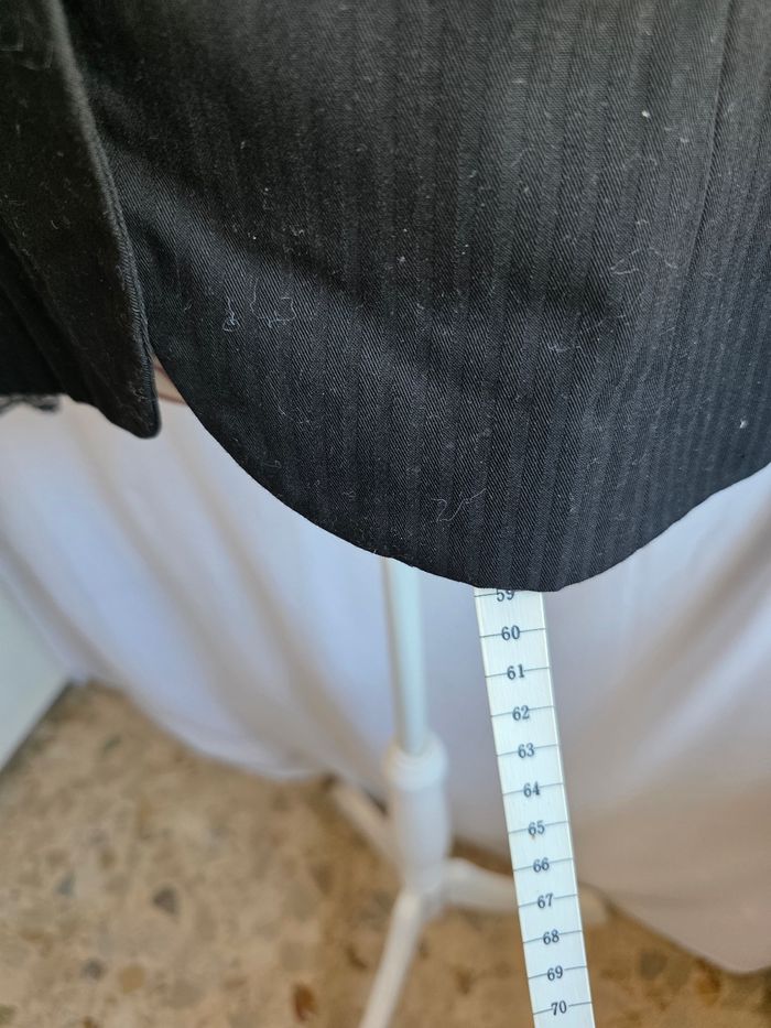 Veste noire a rayures noir façon satin,fausse pochette avec dentelle, bas de manche en dentelle, en excellent état, en viscose&polyester, largeur d'épaule 38cm, largeur sous bras 48cm, longueur 59cm, marque Adèle Joris =8€ - photo numéro 6