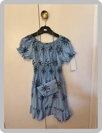 Robe bleue à détails bleus
