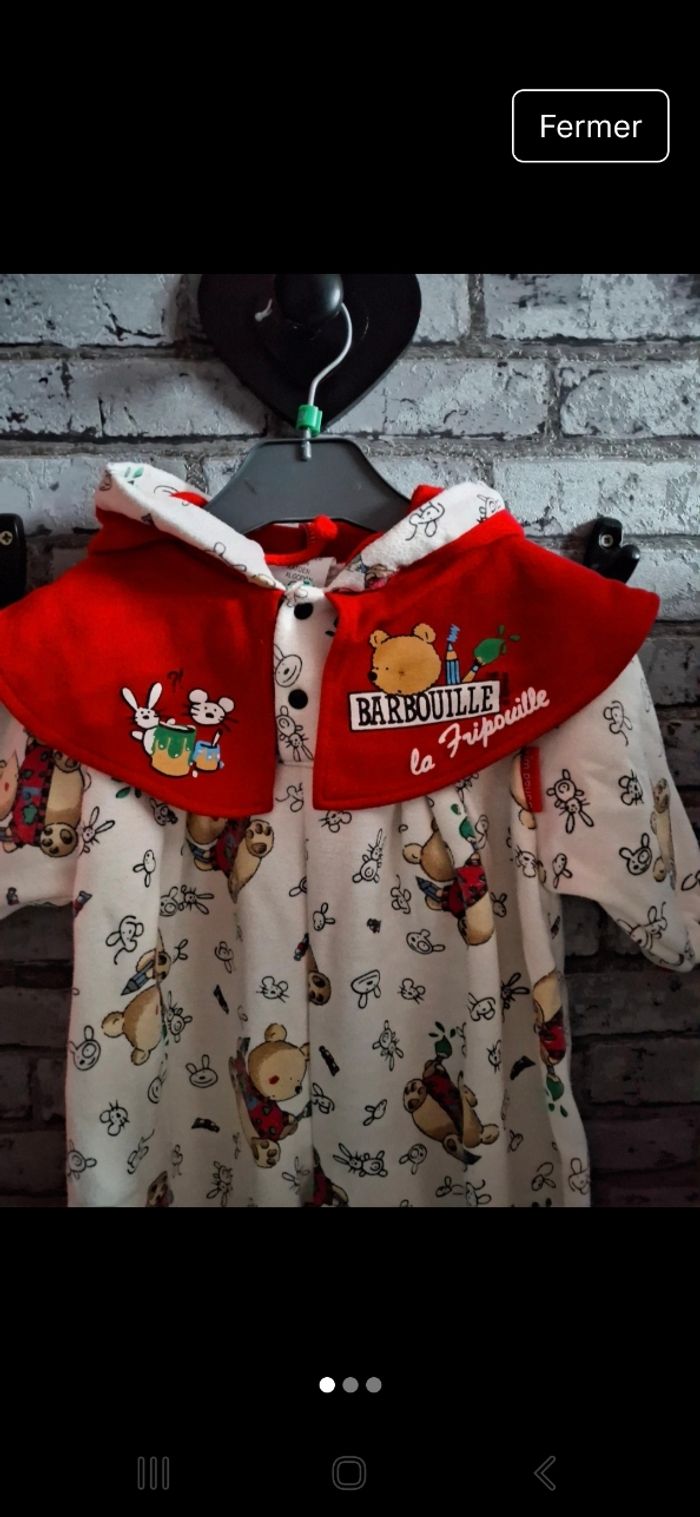 Barboteuse rouge a capuche