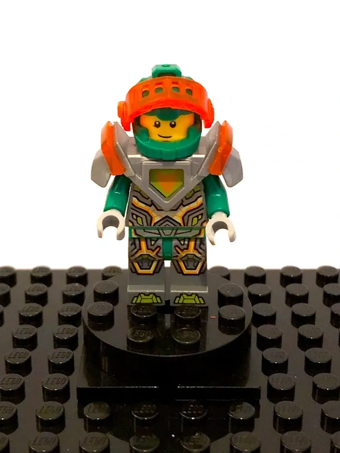 LEGO Nexo Knights - "Aaron Fox, trans-neon orange visor" - photo numéro 2