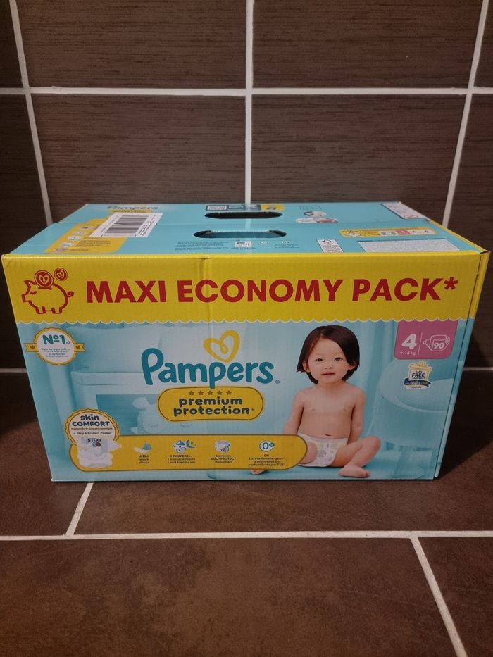 Couche taille 4 pampers  lot de 90 couches