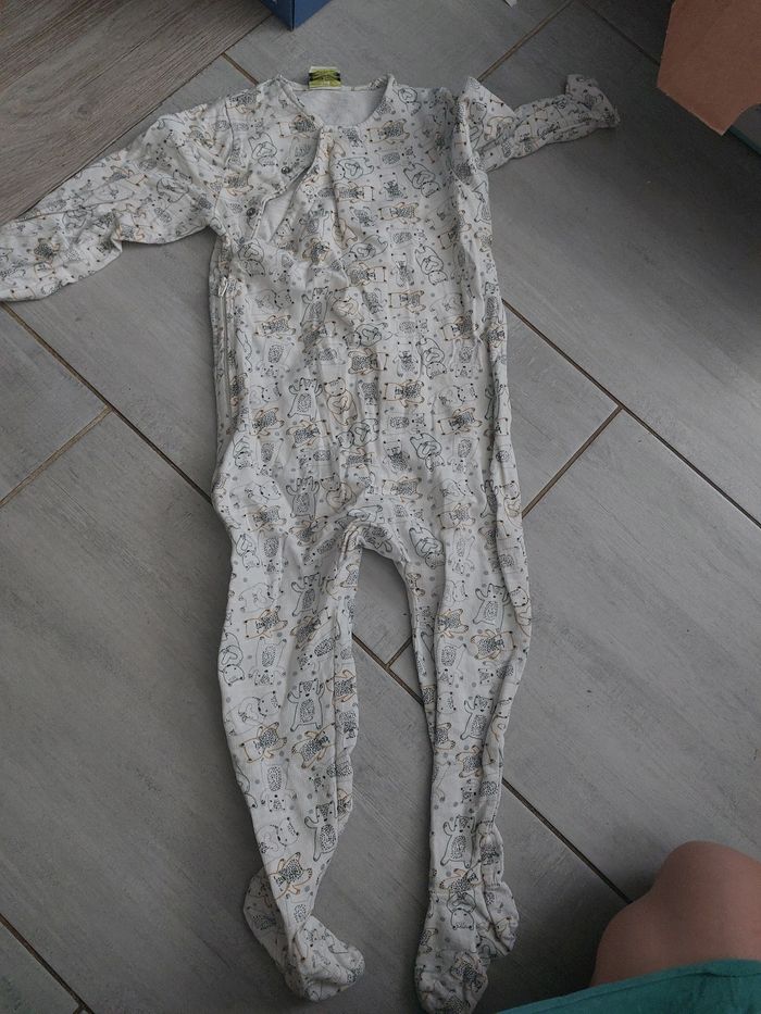 Vêtements bébé 24mois Vêtements bébé 24mois vend body,pyjama,pull,t-shirt.vend en lot - photo numéro 2