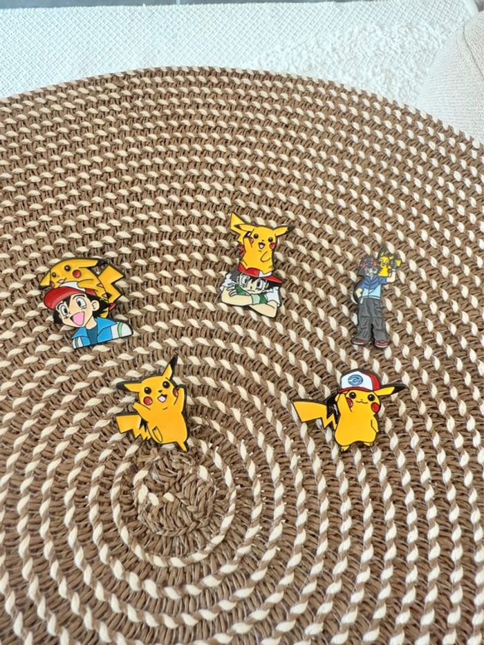 5 Badges pins Pokémon