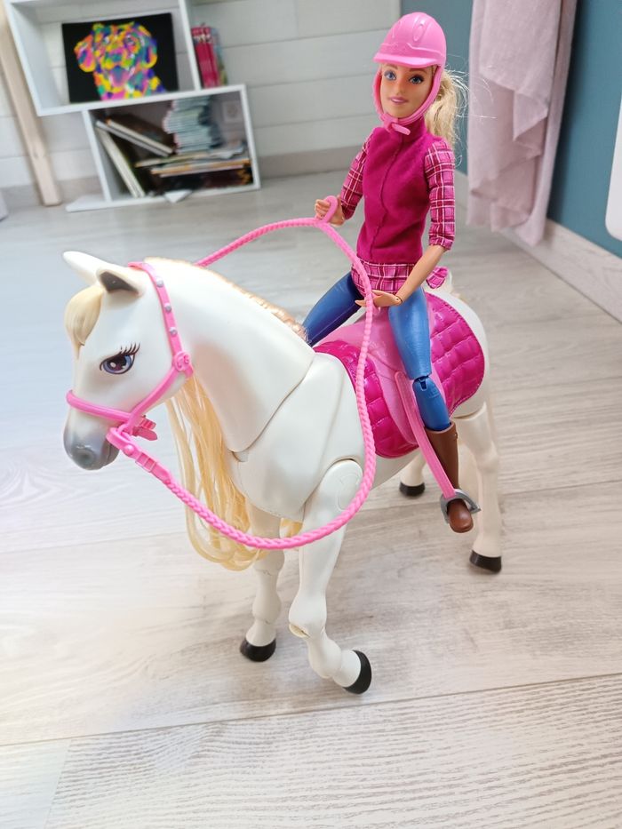 Barbie et son cheval qui marche - photo numéro 3