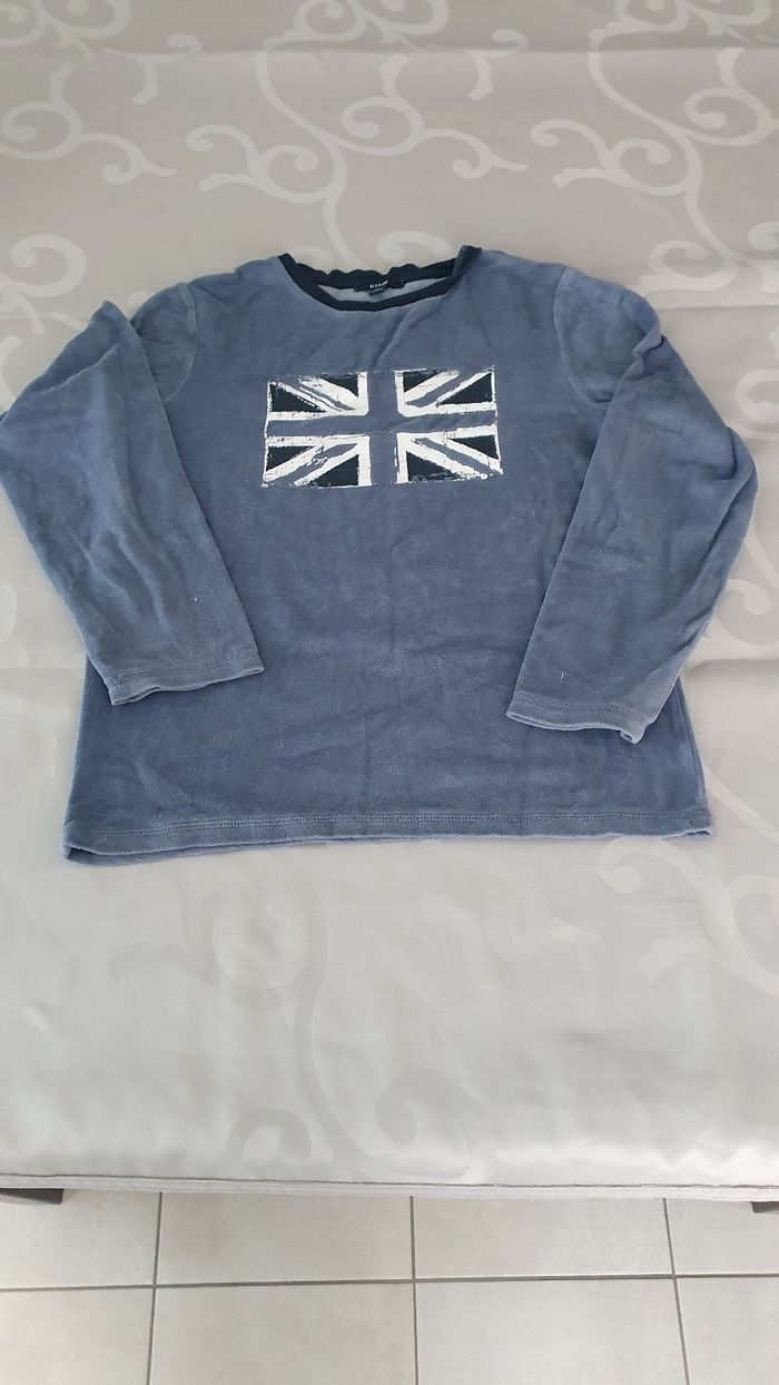 A donner dans un lot : haut de pyjama en 12 ans