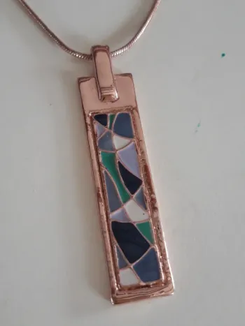 Pendentif ras de cou plaque style émaux