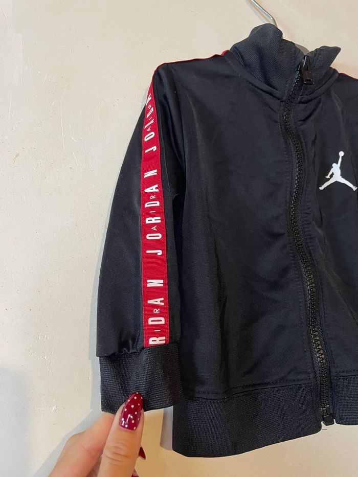 Veste bébé Jordan ❤️🖤 12 mois – Noire & bandes rouges - photo numéro 2