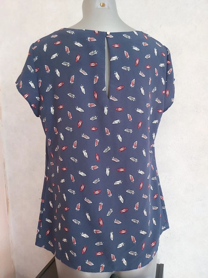 🦋 Top fluide bleu et plumes - photo numéro 3