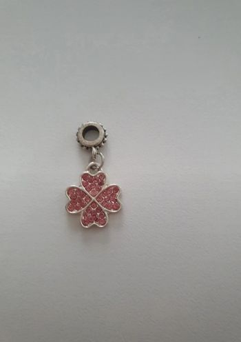 Breloque neuve trèfle rose