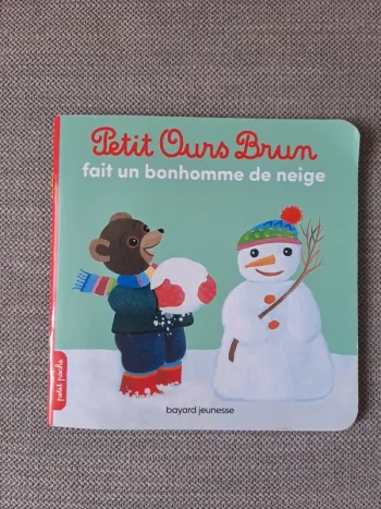 Petit ours brun fait un bonhomme de neige