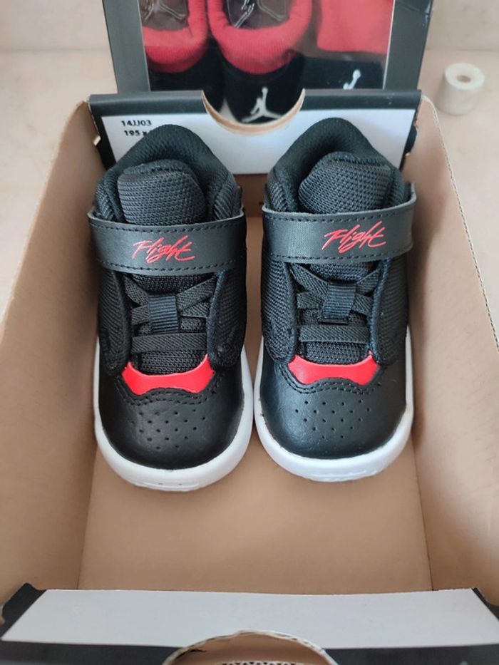 Coffret Jordan bébé 6-12 mois et paire de baskets jordan Max Aura 4 pointure 19.5 - photo numéro 2