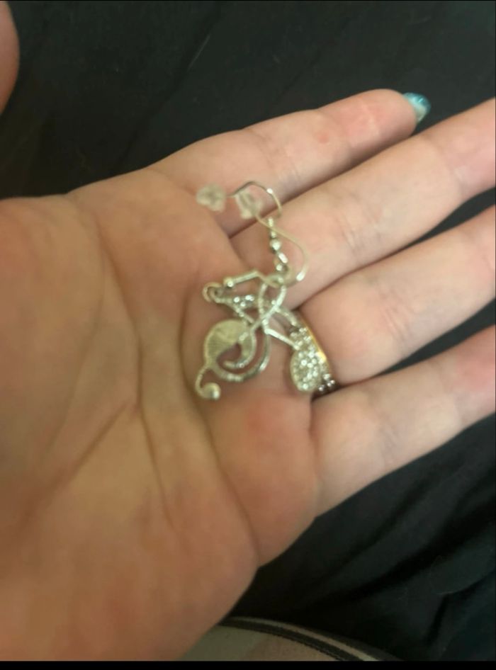 Boucles d’oreilles 🎶 NEUVES pour femme en forme de notes de musique couleur argenté - photo numéro 8