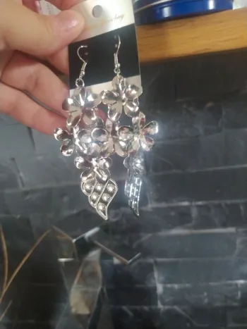 Boucles d'oreilles argentées neuves