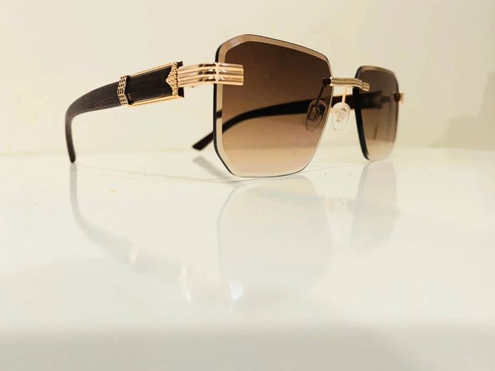 Lunette de soleil mixte sans cadre marron et dorée bras effet bois taille moyenne - photo numéro 3