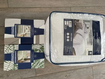 Lot de literie Daniel hechter neuf (1 couette 220/240 chaude 500gr/m2.2 oreillers Daniel hechter 60/60 neuf et 2 parures 220/240 neuf 100% coton)