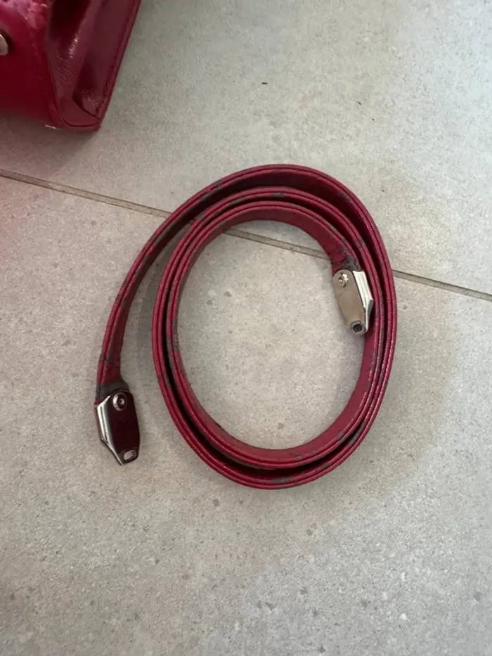Pochette rouge Mandarina Duck avec une bandoulière usé, 37x28cm - photo numéro 11
