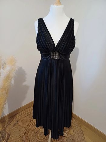 Robe noire mi-longue satinée Lucy Paris taille M 38