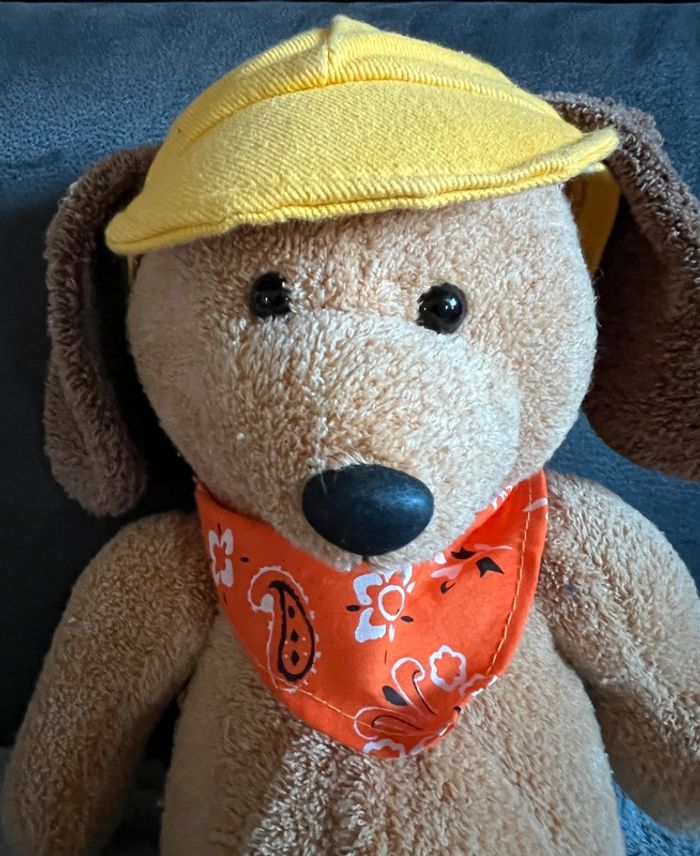 Chien avec casquette et bandana 🐶 30cm assis - photo numéro 3
