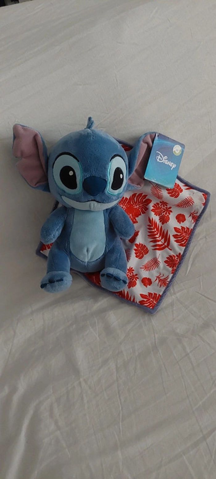 Peluche Stitch bleu avec couverture 25 cm