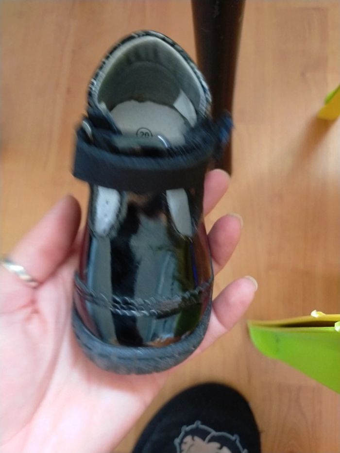 Jolies chaussures vernies taille 20 - photo numéro 7