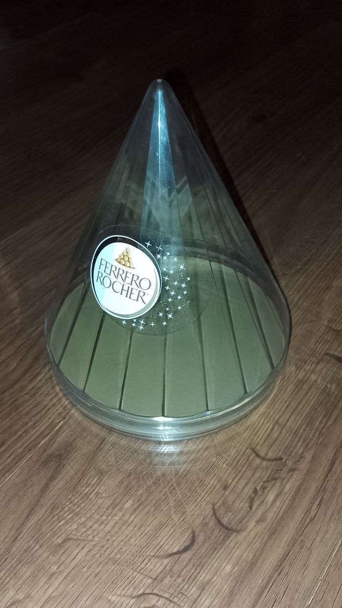 Cône, pyramide, boite vide de Ferrero - photo numéro 4
