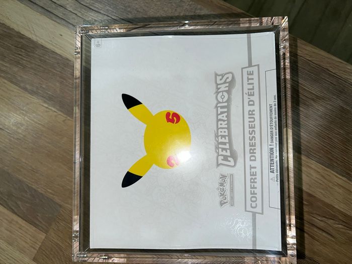 Etb Pokémon célébrations 25 ans avec acrylique