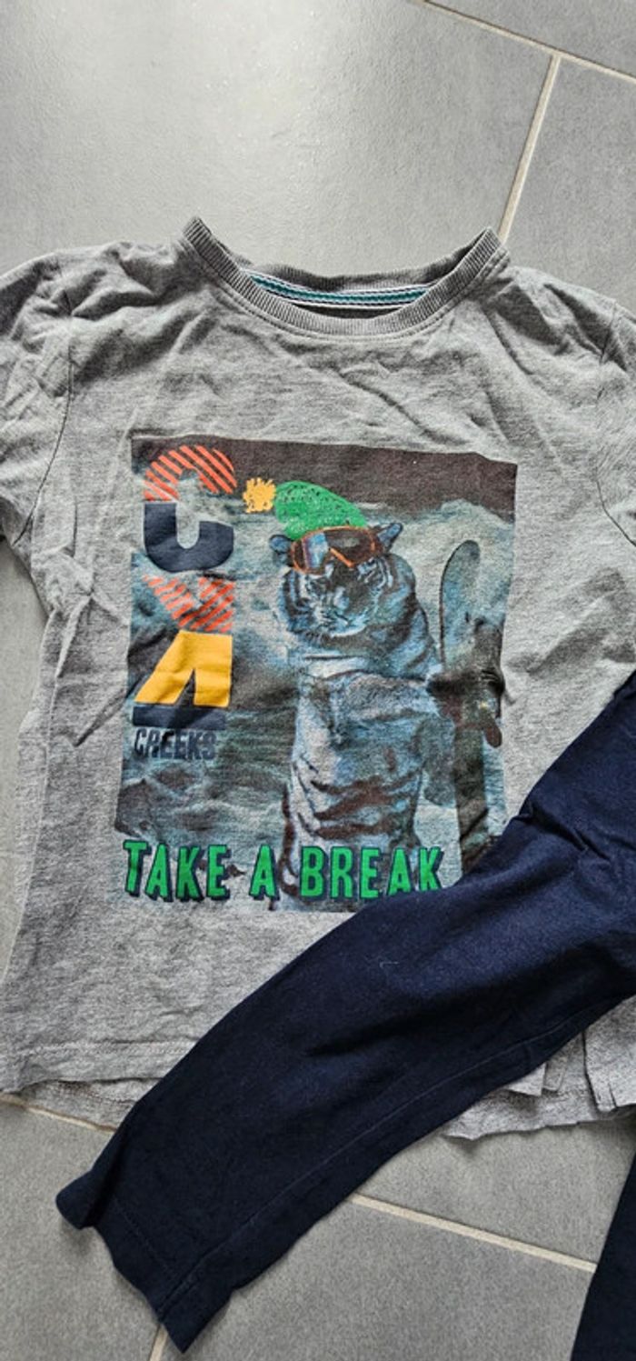 2 tshirt 8ans - photo numéro 2