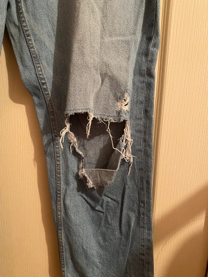 Jeans troué - photo numéro 3
