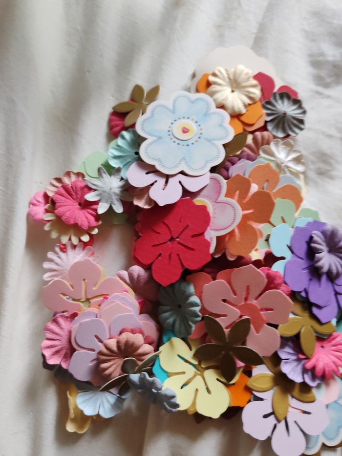 Fleur en papiers pour scrapbooking - photo numéro 2