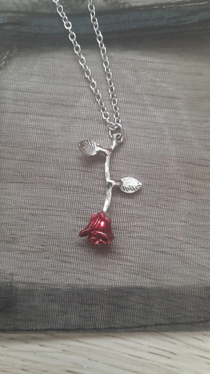 Collier Rose suspendue ( La Belle et la Bête) - photo numéro 2