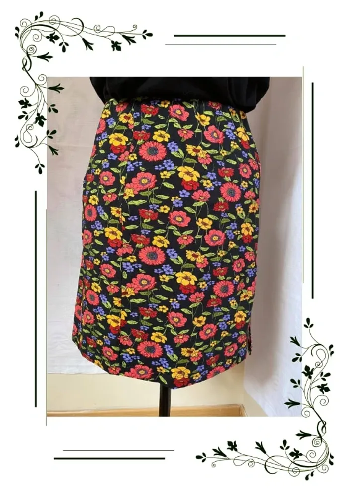 Jupe courte noire à motifs fleuris multicolores Pimkie S