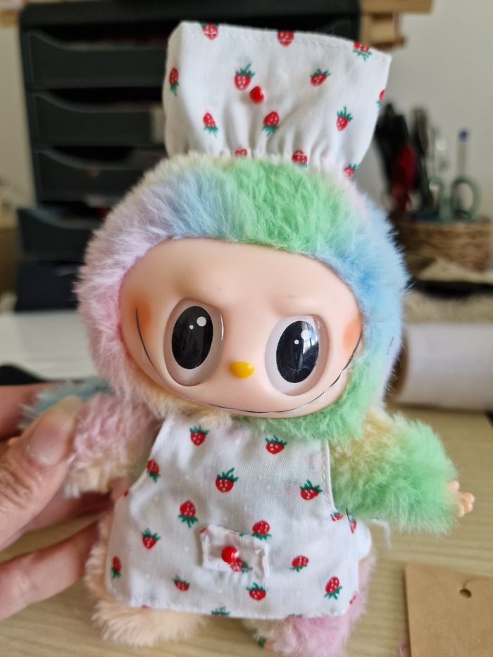 Tablier pour poupee genre labubu - photo numéro 4