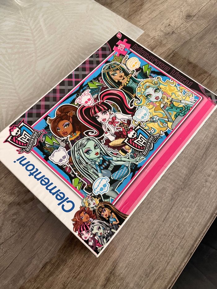Puzzle Monster High Clementoni 250 pièces très bon état - photo numéro 3