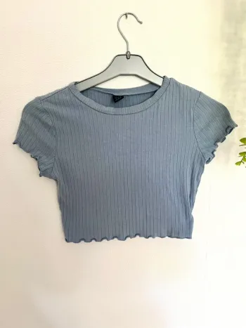 Très beau top court à courte manche femme