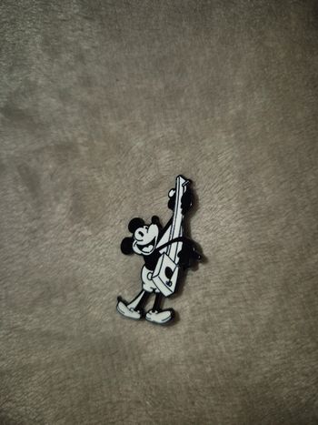 Broche mickey mouse guitare