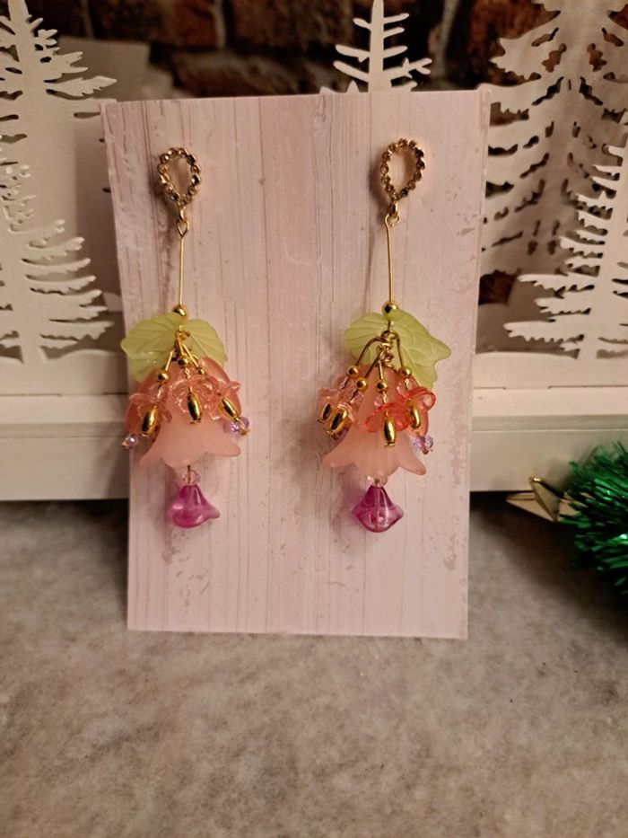 Boucles d'oreilles pendante vertes roses doré - photo numéro 2