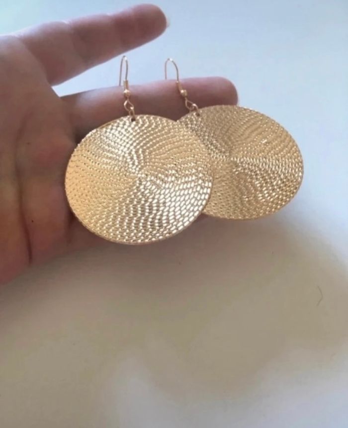 Boucles d’oreilles pendantes NEUVES pour femme forme ronde couleur doré - photo numéro 10
