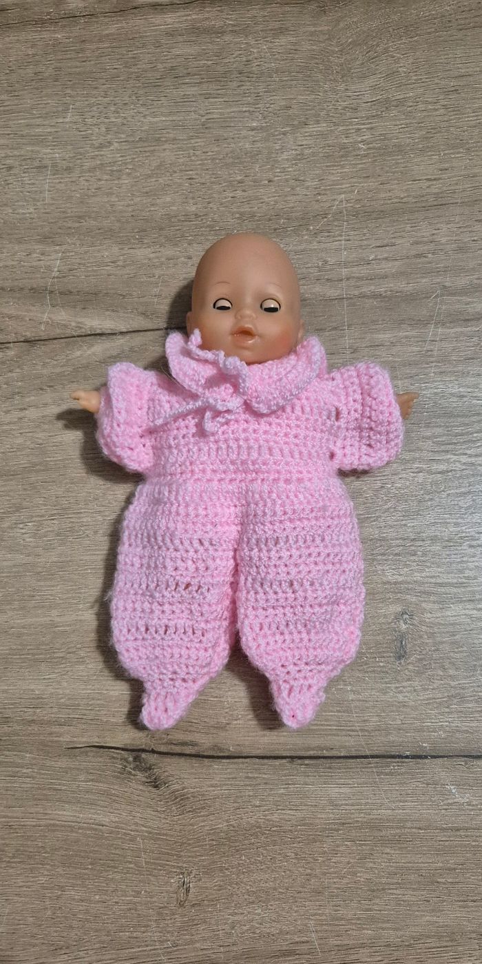 Petit poupon avec tenue en laine - photo numéro 2