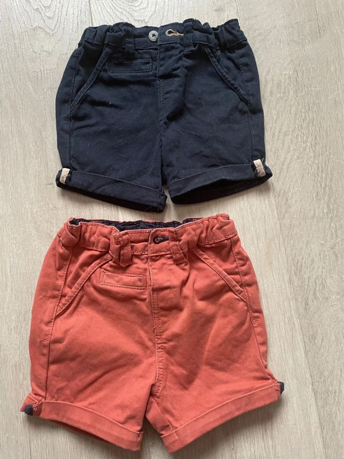 Lot 2 shorts taille 12 mois