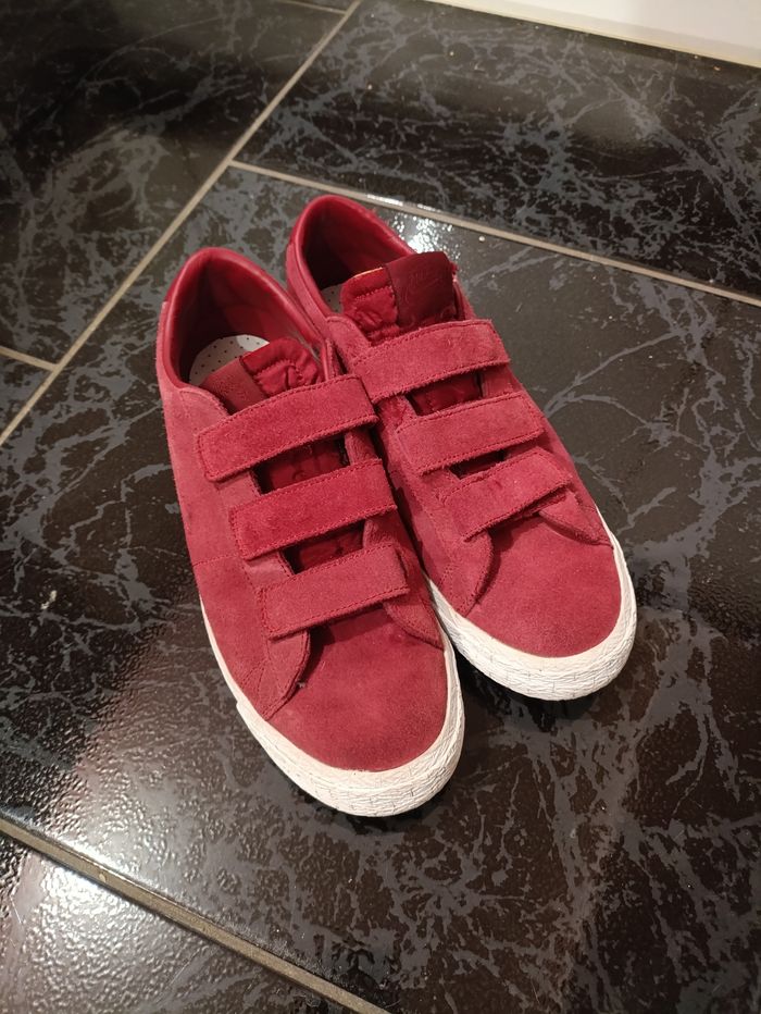 Baskets Nike type daim rouge